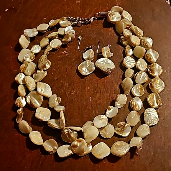 Mother of Pearls Necklace & Earrings, Pierce, 3 Strand, Lobster Clasp Closure - Picture 8 of 8